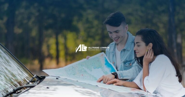 Pasangan wisatawan menggunakan layanan sewa mobil Lombok sambil melihat peta perjalanan wisata dengan kendaraan nyaman di Pulau Lombok.